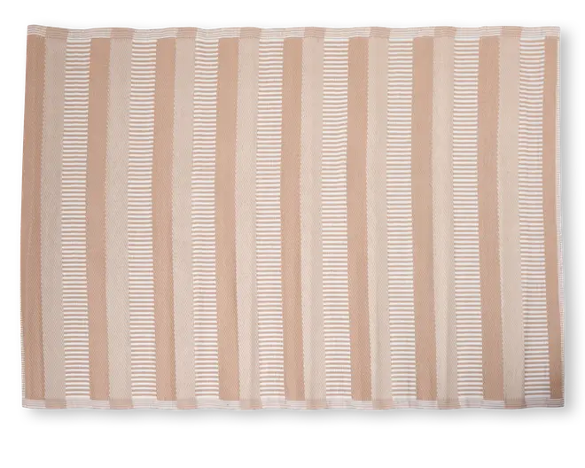 Rektangulært tekstil med skiftevis brede beige og cremefarvede lodrette striber. De cremefarvede striber har tynde, vandrette beige linjer, hvilket giver et diskret teksturmønster. Kanterne er pænt afsluttede, og stoffet ser vævet og let ud.