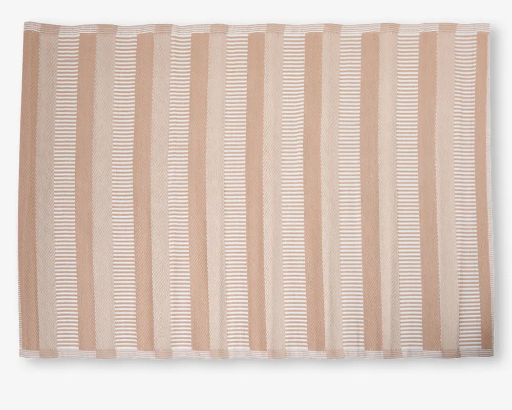 Rektangulært tekstil med skiftevis brede beige og cremefarvede lodrette striber. De cremefarvede striber har tynde, vandrette beige linjer, hvilket giver et diskret teksturmønster. Kanterne er pænt afsluttede, og stoffet ser vævet og let ud.