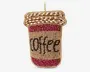 Udsmykket accessory formet som en to-go kaffekop, dekoreret med guld-, bronze- og bordeauxfarvede perler. Låget har skinnende guld ovale perler, mens kroppen er dækket af små runde perler med ordet 'coffee' stavet med sorte perler. Top- og bundkanterne er fremhævet med bordeaux cylindriske perler for ekstra struktur.