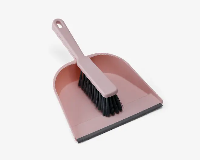 Et sæt bestående af en lyserød fejebakke og en håndkost. Fejebakken har en bred, flad bund med let hævede sider og en sort gummikant foran for bedre kontakt med gulvet. Håndkosten har et lyserødt håndtag med hul til ophæng og tætte sorte børstehår, der gør det nemt at feje. Kosten passer perfekt ned i fejebakken, så sættet er nemt at opbevare.