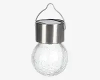 Hængende lampe med rund pære af krakeleret glas og top i børstet rustfrit stål. Toppen har indbygget solcellepanel og et metalhåndtag, der gør det nemt at hænge lampen op. Glasset har en dekorativ, krakeleret overflade.