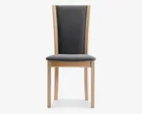 Stol med høj, let buet ryg, der er polstret med mørkegråt stof. Sædet er også polstret og betrukket med samme mørkegrå stof. Stel og ben er lavet af lyst træ, hvilket giver en moderne kontrast til polstringen. Designet er slankt og moderne med rene linjer og en komfortabel, støttende ryg.