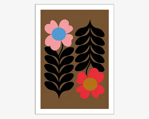 Et indrammet tryk med et minimalistisk, retro-inspireret blomsterdesign. Kunstværket viser to stiliserede blomster: én med lyserøde kronblade og en blå midte, og én med røde kronblade og en sennepsgul midte. Begge blomster har markante, sorte, symmetriske blade, der strækker sig nedad. Baggrunden er ensfarvet brun, og trykket er omgivet af en hvid passepartout og en tynd sort ramme.