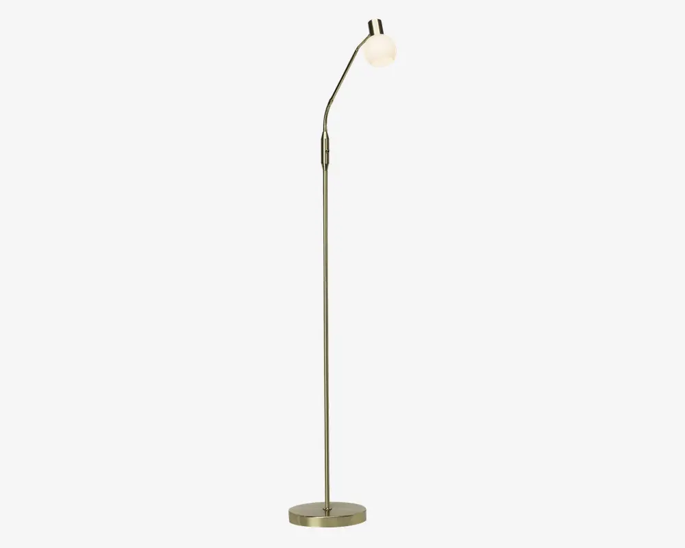 Høj, slank standerlampe med børstet messingfinish. Lampen har en rund, stabil fod og en justerbar arm, der strækker sig opad og udad. Lampeskærmen er en lille, mat glasglobus, som giver et blødt og diffust lys. Designet er moderne og minimalistisk, velegnet til nutidige indretninger.