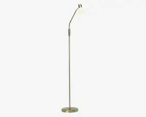 Høj, slank standerlampe med børstet messingfinish. Lampen har en rund, stabil fod og en justerbar arm, der strækker sig opad og udad. Lampeskærmen er en lille, mat glasglobus, som giver et blødt og diffust lys. Designet er moderne og minimalistisk, velegnet til nutidige indretninger.