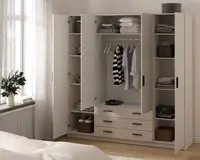 Rummeligt garderobeskab med moderne, minimalistisk design i en lys beige farve. Skabet har fire låger, flere justerbare hylder, en central bøjlestang med flere bøjler samt tre store skuffer nederst. Garderoben er organiseret med sammenlagte tøjstykker, kurve, sko og opbevaringskasser, hvilket giver rigelig opbevaringsplads til forskellige ting.