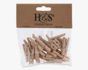 En gennemsigtig plastikpose indeholder flere små tøjklemmer af naturtræ med metalfjedre. Tøjklemmerne har et enkelt, klassisk design og er pakket med et brunt papmærke øverst, hvor mærket 'H&S Collection' står. Træet har en glat, ubehandlet overflade.