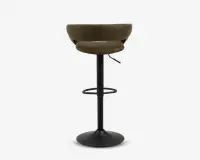 En moderne barstol med rund, polstret sæde og ryglæn betrukket med olivengrønt stof. Stolen har en sort metalfod med en cirkulær fodstøtte og en bred, stabil base for god støtte. Ryglænet er buet for ekstra komfort.