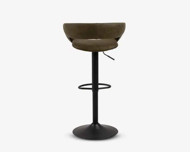 En moderne barstol med rund, polstret sæde og ryglæn betrukket med olivengrønt stof. Stolen har en sort metalfod med en cirkulær fodstøtte og en bred, stabil base for god støtte. Ryglænet er buet for ekstra komfort.