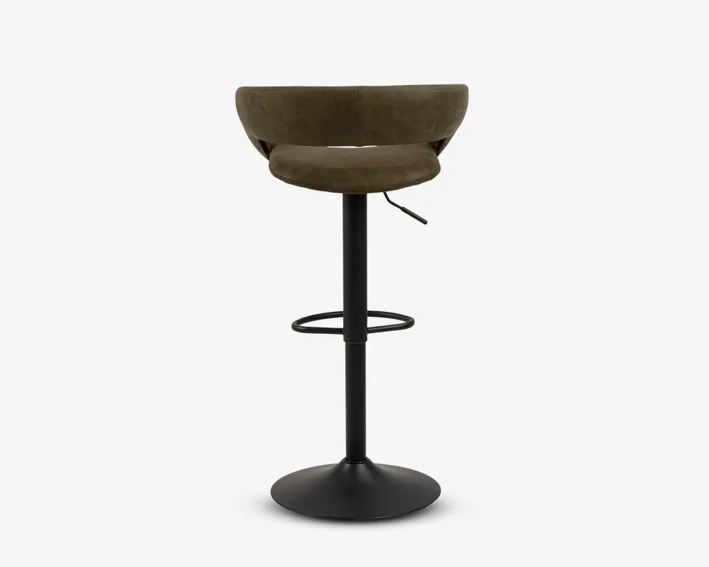 En moderne barstol med rund, polstret sæde og ryglæn betrukket med olivengrønt stof. Stolen har en sort metalfod med en cirkulær fodstøtte og en bred, stabil base for god støtte. Ryglænet er buet for ekstra komfort.