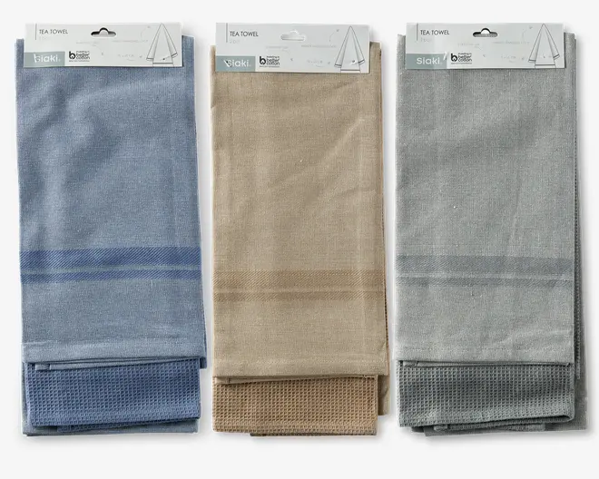 Sæt med to viskestykker i hver pakke, fås i tre farver: blå, beige og grå. Hvert sæt indeholder et viskestykke med glat, ensfarvet vævning og diskret vandret stribe nær kanten samt et viskestykke med tekstureret vaffelvævning. Viskestykkerne er pænt foldet og pakket med et papheader til ophængning.