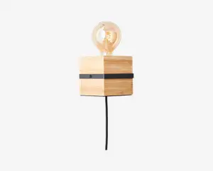 En moderne bordlampe med en firkantet træbase i naturfinish, dekoreret med en vandret sort stribe. Lampen har en synlig, rund Edison-pære med synlig glødetråd, og en sort ledning går ud fra bunden af basen.