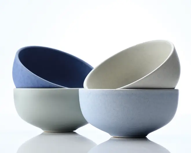 Sæt med fire keramiske skåle med mat finish, hver i en forskellig afdæmpet farve: lyseblå, mørkeblå, offwhite og lysegrå. Skålene har et enkelt, minimalistisk design med glatte, afrundede kanter og en let udadbuet kant. De er mellemstore og velegnede til servering af suppe, morgenmad eller salat. Inderside og yderside har samme farve, og skålene kan stables for nem opbevaring.