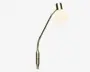 En moderne vægmonteret lampe med en fleksibel, metal gooseneck-arm og en rund, mat glas skærm. Lampen har en blank metalfinish og et enkelt, minimalistisk design, der gør det muligt at rette lyset efter behov.