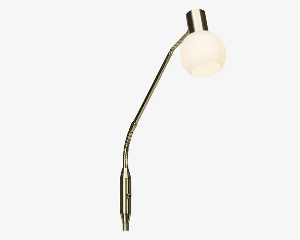 En moderne vægmonteret lampe med en fleksibel, metal gooseneck-arm og en rund, mat glas skærm. Lampen har en blank metalfinish og et enkelt, minimalistisk design, der gør det muligt at rette lyset efter behov.
