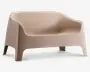 En moderne, minimalistisk to-personers bænk fremstillet af et enkelt stykke glat, lysebeige plast. Bænken har blødt buede armlæn og en let tilbagelænet ryg for komfort. Designet er slankt med afrundede kanter og fire solide, udadbuede ben, hvilket gør den velegnet til både indendørs og udendørs brug.