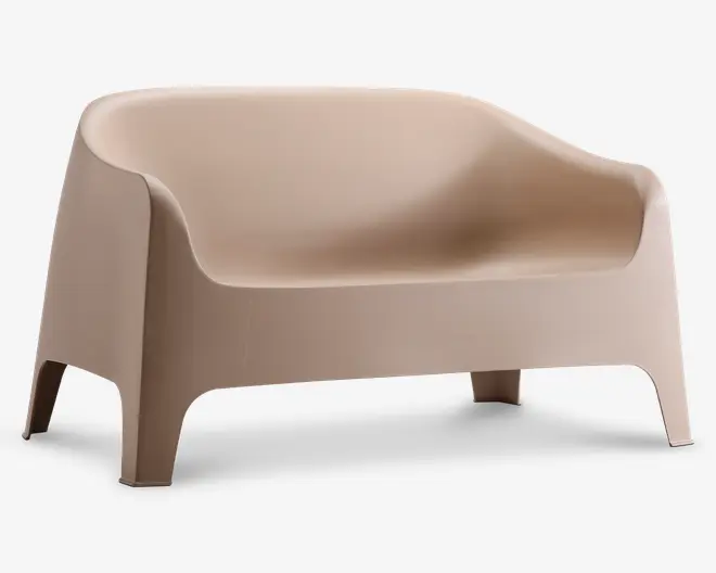 En moderne, minimalistisk to-personers bænk fremstillet af et enkelt stykke glat, lysebeige plast. Bænken har blødt buede armlæn og en let tilbagelænet ryg for komfort. Designet er slankt med afrundede kanter og fire solide, udadbuede ben, hvilket gør den velegnet til både indendørs og udendørs brug.