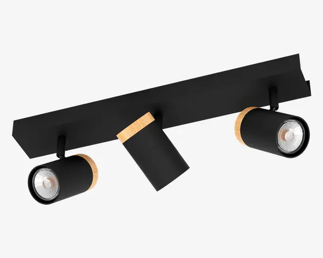 Et moderne loftarmatur med tre cylindriske spotlys monteret på en rektangulær sort metalbase. Hver spot er mat sort med en lys trædetalje ved enden tættest på basen. Spotlysene kan justeres, så lyset kan rettes i forskellige retninger. Designet kombinerer sort metal og naturtræ for et stilrent, minimalistisk udtryk.