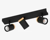 Et moderne loftarmatur med tre cylindriske spotlys monteret på en rektangulær sort metalbase. Hver spot er mat sort med en lys trædetalje ved enden tættest på basen. Spotlysene kan justeres, så lyset kan rettes i forskellige retninger. Designet kombinerer sort metal og naturtræ for et stilrent, minimalistisk udtryk.