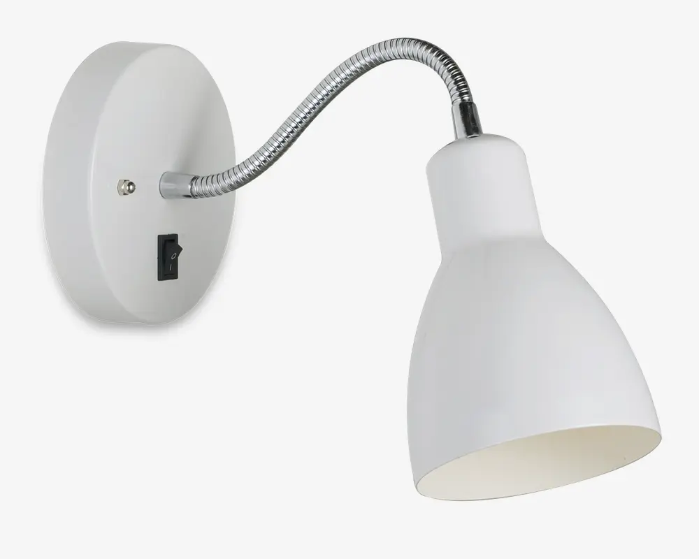 Væghængt lampe med rund base og fleksibel, kromfarvet svanehals-arm. Lampen har en mat hvid, konisk lampeskærm og en integreret tænd/sluk-knap på basen for nem betjening. Designet gør det muligt at justere lysretningen.