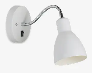 Væghængt lampe med rund base og fleksibel, kromfarvet svanehals-arm. Lampen har en mat hvid, konisk lampeskærm og en integreret tænd/sluk-knap på basen for nem betjening. Designet gør det muligt at justere lysretningen.