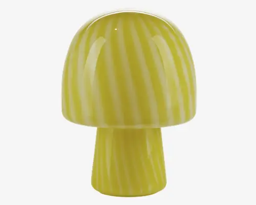 En dekorativ genstand formet som en svamp, lavet af blankt glas med gule og hvide striber. Overfladen er glat og reflekterende, og designet har en rund top og en cylindrisk stilk. Udtrykket er moderne og legende, velegnet til boligindretning.