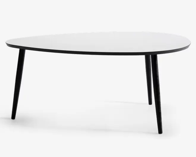 Moderne bord med en glat, hvid, asymmetrisk bordplade med afrundede kanter. Bordet står på tre slanke, sorte, koniske ben, der er let udadskrånende, hvilket giver et minimalistisk og moderne udtryk. Designet er stilrent og funktionelt, velegnet til forskellige indretninger.