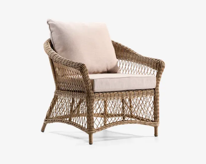 Lænestol med stel af naturlig rattan og flettet gitterdesign. Stolen har let buede armlæn og høj ryg. Den leveres med to aftagelige, tykke beige hynder til sæde og ryg, som giver ekstra komfort. Benene er let udadbuede for øget stabilitet.