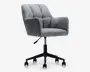 En moderne kontorstol med blødt, tekstureret gråt stofbetræk. Stolen har en polstret sæde, ryglæn og armlæn med diskrete knapdetaljer for ekstra komfort. Den har en sort metalbase med fem ben, hver med hjul for nem bevægelse. Stolen har også en højdejusteringshåndtag under sædet.