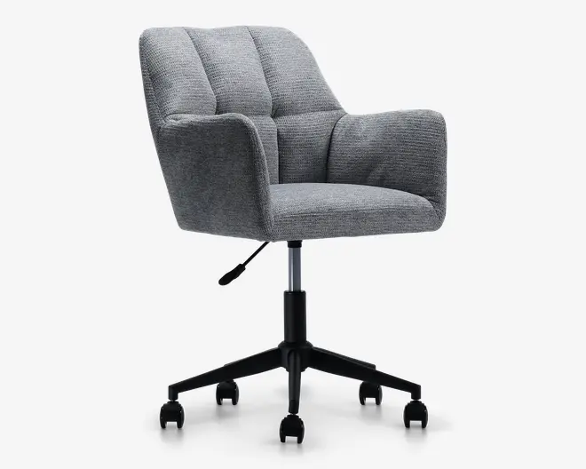 En moderne kontorstol med blødt, tekstureret gråt stofbetræk. Stolen har en polstret sæde, ryglæn og armlæn med diskrete knapdetaljer for ekstra komfort. Den har en sort metalbase med fem ben, hver med hjul for nem bevægelse. Stolen har også en højdejusteringshåndtag under sædet.