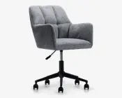 En moderne kontorstol med blødt, tekstureret gråt stofbetræk. Stolen har en polstret sæde, ryglæn og armlæn med diskrete knapdetaljer for ekstra komfort. Den har en sort metalbase med fem ben, hver med hjul for nem bevægelse. Stolen har også en højdejusteringshåndtag under sædet.