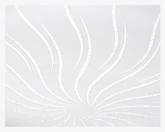 Kvadratisk panel med blank hvid overflade, der har et diskret præget mønster af buede linjer, som stråler ud fra midten og danner en solstråleeffekt. Linjerne har en let tekstureret overflade, hvilket giver visuel interesse og dybde til den ellers glatte baggrund.
