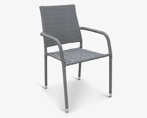 Stol med moderne design og flettet rattan-lignende tekstur i grå. Den har et lige ryglæn, firkantet sæde og let buede armlæn. Benene er lige og afsluttet med hvide beskyttelsestips. Stolen virker let og egner sig til både indendørs og udendørs brug.