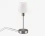 Moderne bordlampe med en børstet metalfod og -stamme i cylindrisk form. Lampen har en hvid, let konisk lampeskærm af mat materiale, som giver et blødt og diffust lys. Strømledningen er synlig og går ud fra bunden, hvilket gør lampen velegnet til skriveborde, sengeborde eller sideborde.