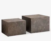 Sæt med to rektangulære blokborde med en poleret brun marmoreret overflade. Hvert bord har en glat overflade og synlige naturlige årer, som er karakteristiske for marmor. Bordene har forskellige højder og størrelser, hvilket giver fleksible indretningsmuligheder. Kanterne er skarpe og rene, hvilket giver et moderne og minimalistisk udtryk.