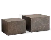 Sæt med to rektangulære blokborde med en poleret brun marmoreret overflade. Hvert bord har en glat overflade og synlige naturlige årer, som er karakteristiske for marmor. Bordene har forskellige højder og størrelser, hvilket giver fleksible indretningsmuligheder. Kanterne er skarpe og rene, hvilket giver et moderne og minimalistisk udtryk.