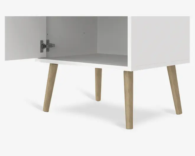 Nærbillede af et hvidt skab med én låge åben, der viser et tomt indre. Skabet står på fire skråtstillede ben i lyst træ, hvilket giver et moderne og minimalistisk udtryk. Lågen har metalhængsler for nem åbning og lukning.