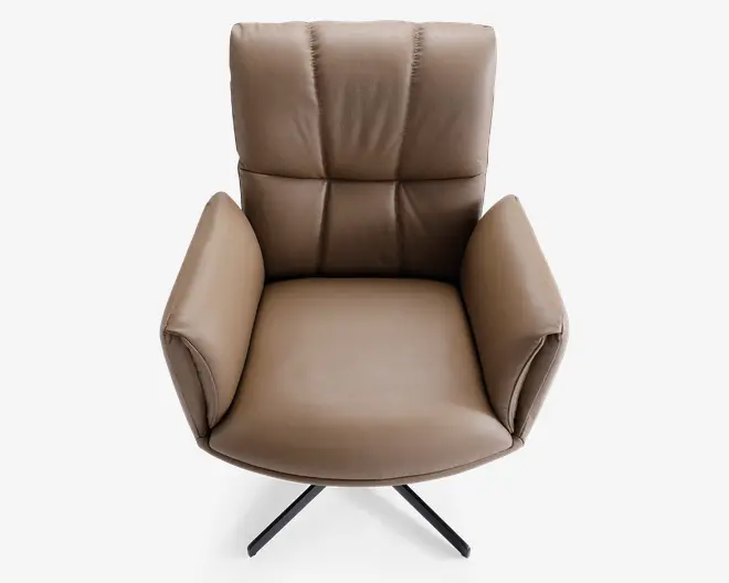 En moderne lænestol med høj ryg og brede, polstrede armlæn. Stolen er betrukket med glat, lysebrunt læder og har diskrete syninger på ryglænet. Sædet er rummeligt og komfortabelt polstret. Basen er lavet af sort metal i et krydsdesign, hvilket giver stabilitet og et moderne udtryk.
