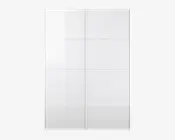 Høj, rektangulær enhed med to store skydedøre i blank hvid finish. Dørene er opdelt i vandrette paneler, hvilket giver et moderne og minimalistisk udtryk. Rammen er slank og hvid, hvilket skaber et ensartet udseende.