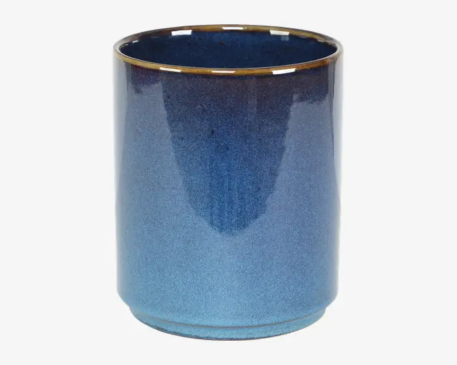 En cylindrisk beholder af keramik med en glat, blank overflade i en blå farve, der går fra lysere blå i bunden til en dybere blå foroven. Kanten foroven er markeret med en tynd, brunlig-guldkant, som giver et diskret dekorativt præg. Overfladen er jævn, og indersiden er også glaseret i samme farve som ydersiden.