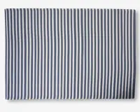 Rektangulært stykke stof med et mønster af jævnt fordelte lodrette marineblå og hvide striber. Striberne har samme bredde, hvilket giver et klassisk, rent og symmetrisk udtryk. Materialet ser glat og tæt vævet ud.