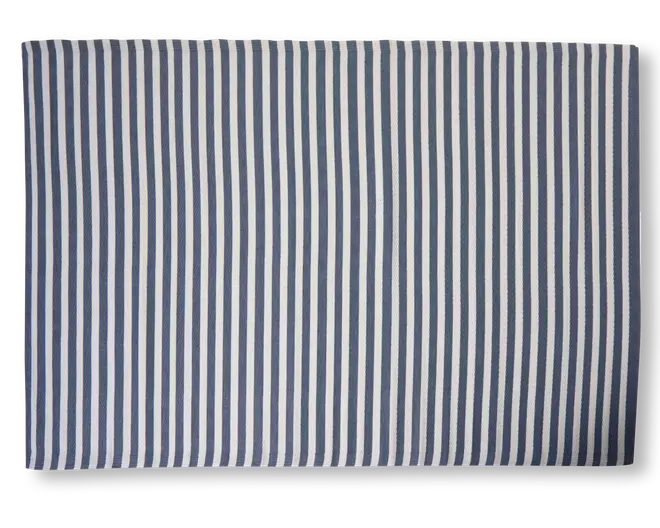 Rektangulært stykke stof med et mønster af jævnt fordelte lodrette marineblå og hvide striber. Striberne har samme bredde, hvilket giver et klassisk, rent og symmetrisk udtryk. Materialet ser glat og tæt vævet ud.