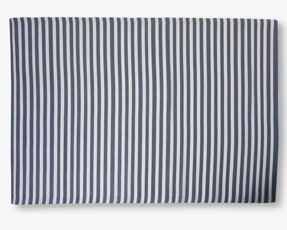 Rektangulært stykke stof med et mønster af jævnt fordelte lodrette marineblå og hvide striber. Striberne har samme bredde, hvilket giver et klassisk, rent og symmetrisk udtryk. Materialet ser glat og tæt vævet ud.