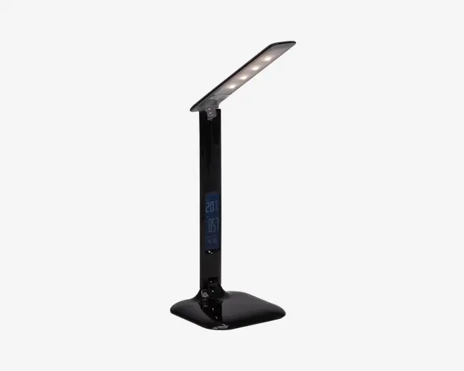 Elegant, moderne sort skrivebordslampe med buet, justerbar LED-lysbue. Lampen har et digitalt display på forsiden af standeren, der viser temperatur, tid og dato. Basen er bred og stabil, og det samlede design er minimalistisk og nutidigt.