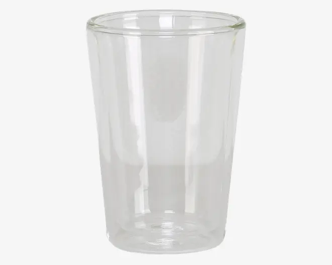 Et klart, dobbeltvægget glas med en glat, cylindrisk form. Glasset har en let udadbuet kant og en tyk bund, designet til at give isolering og holde drikkevarer varme eller kolde i længere tid. Den gennemsigtige konstruktion gør det muligt at se indholdet indeni.