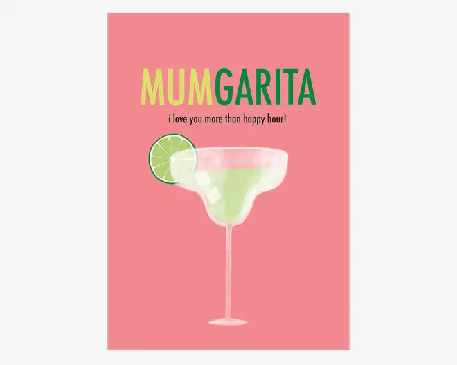 Kort med lyserød baggrund, der viser en stor illustration af et margaritaglas med en limeskive på kanten. Øverst står teksten 'MUMGARITA' med store gule og grønne bogstaver, og nedenunder står der 'i love you more than happy hour!' med mindre sort tekst.