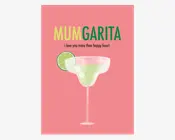 Kort med lyserød baggrund, der viser en stor illustration af et margaritaglas med en limeskive på kanten. Øverst står teksten 'MUMGARITA' med store gule og grønne bogstaver, og nedenunder står der 'i love you more than happy hour!' med mindre sort tekst.