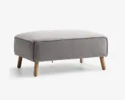 Rektangulær puf med lysegråt tekstureret stofbetræk, afrundede kanter og fire skråtstillede træben i naturfarve. Designet er minimalistisk og moderne, velegnet til nutidige indretninger.