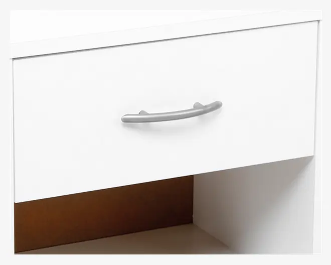 Nærbillede af en hvid skuffe med et slankt, buet sølvhåndtag. Skuffefronten er glat og minimalistisk, og der er et åbent opbevaringsrum under skuffen. Designet er moderne og enkelt.