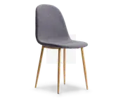 Stol med glat, buet ryglæn og sæde betrukket med gråt stof. Sædet er formet for øget komfort. Stolen har fire slanke, let skråtstillede ben i lyst træ, hvilket giver et moderne og minimalistisk udtryk.